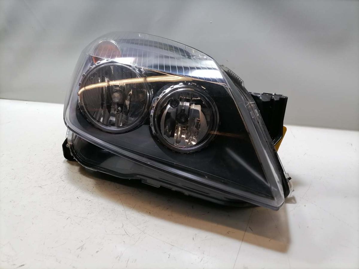 Opel Astra H Scheinwerfer vorn rechts Halogen schwarzer Hintergrund Zubeh&ouml;r Bj.2005